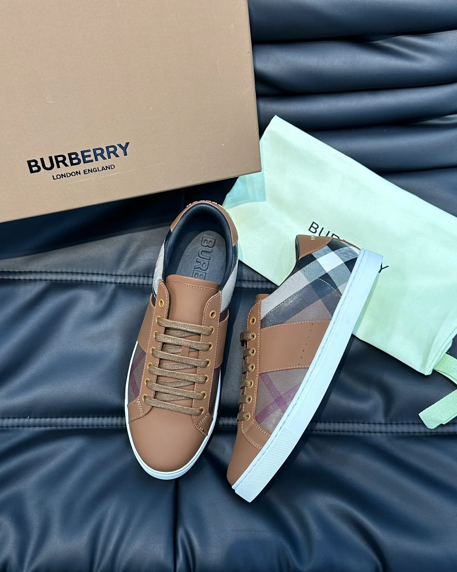 Men's Shoes 💰380 B's men's classic low-top sneakers are reinterpreted in Vintage checkered cotton material and decorated with a new brand logo. First-layer cowhide lining, embossed Burberry logo on the heel, and original TPU outsole! Size: 38-44 (45 46 customized)